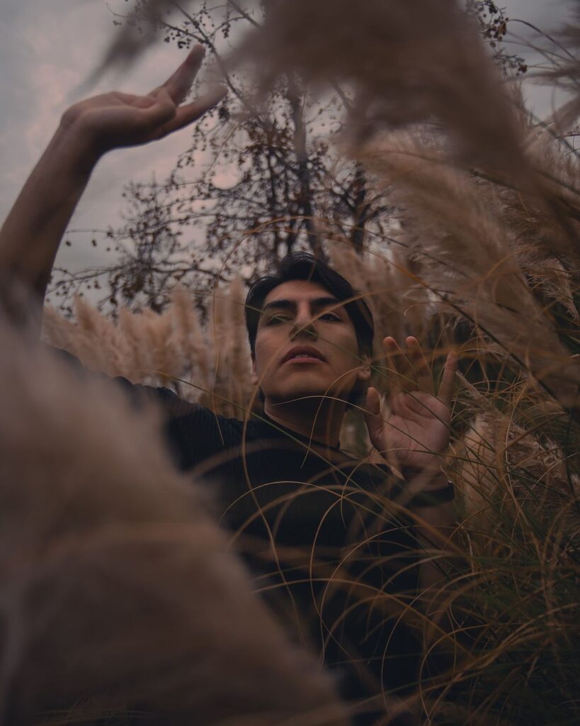 Feik en una foto con hojas otoñales alrededor