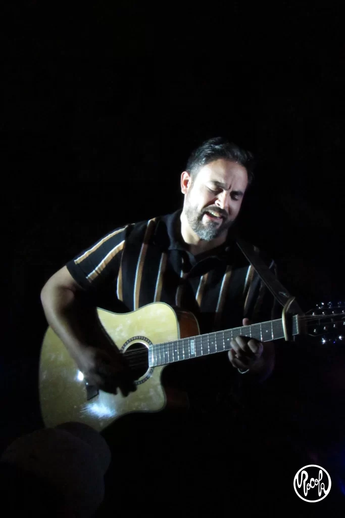 CLAUDIO ROJAS TOCANDO GUITARRA PARA EL SHOW DE METALENGUA EN CASA COLTRAIN