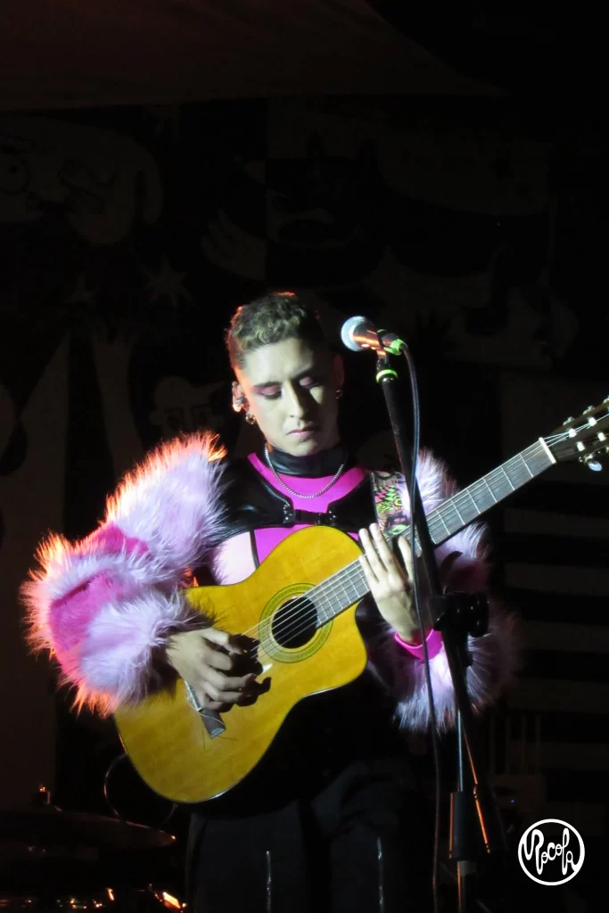 PASCAL TORRES DE METALENGUA TOCANDO LA GUITARRA