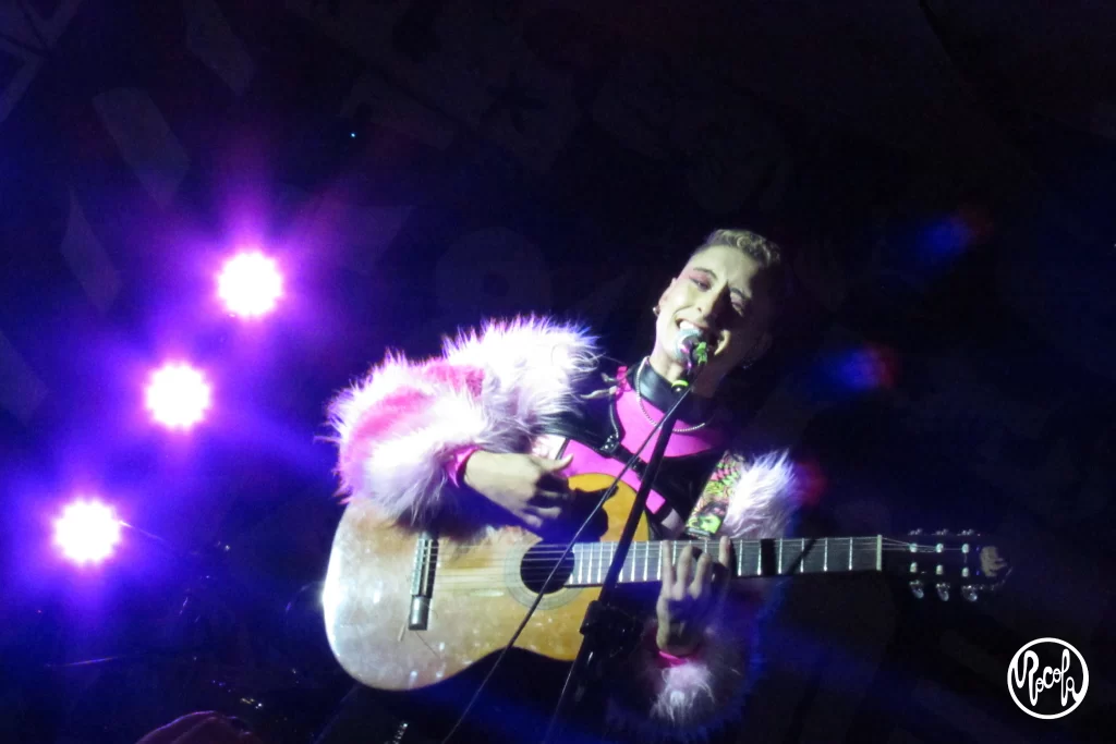 PASCAL TORRES DE METELANGUA CANTANDO Y TOCANDO LA GUITARRA